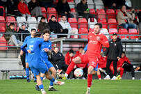 Der stark spielende Timo Braun (rechts) und Dürens Peer Iven treffen gleichzeitig den Ball.